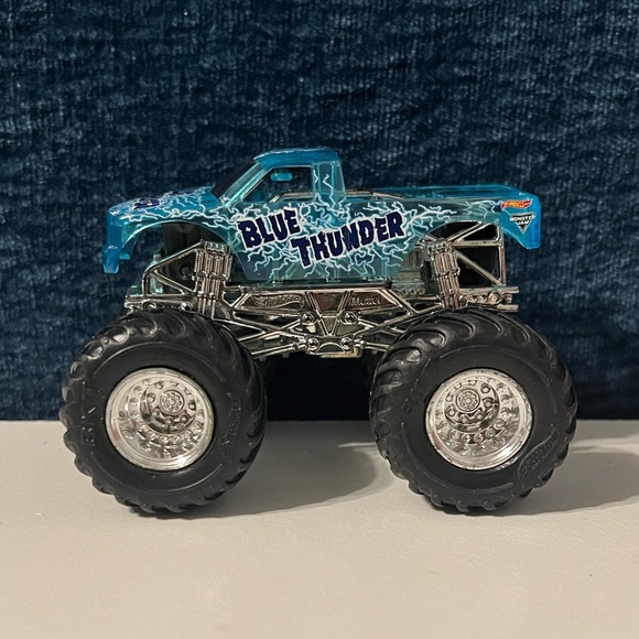 Hot Wheels - Monster Jam 2017 BLUE THUNDER X-Ray Body Series 1:64 VHTF - Picture 1 of 4
